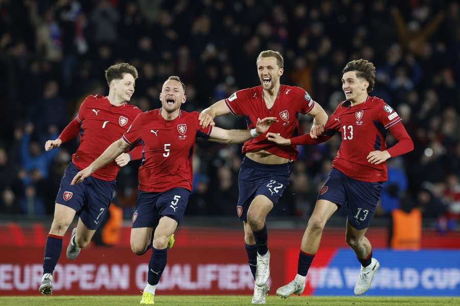 Čeští hráči slaví postup na MS.