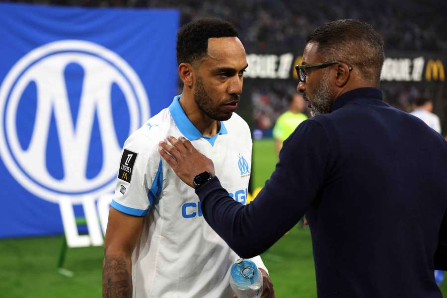Pierre-Emerick Aubameyang parle avec son coach, Habib Beye, lors de la réception de Metz lors de la J30.