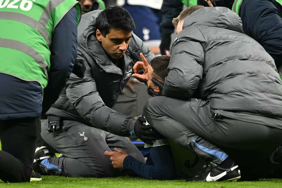 I soccorsi in campo per Bentancur
