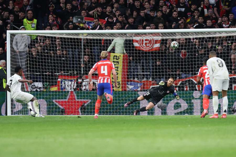 Vinícius, en el momento de fallar el penalti ante Oblak