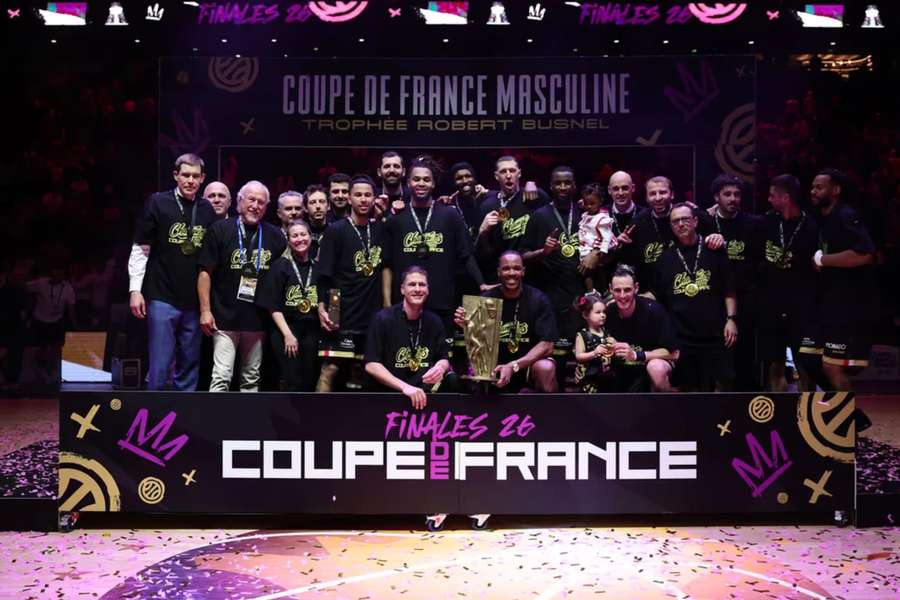 Les Monégasques et le trophée de la Coupe de France 2026.