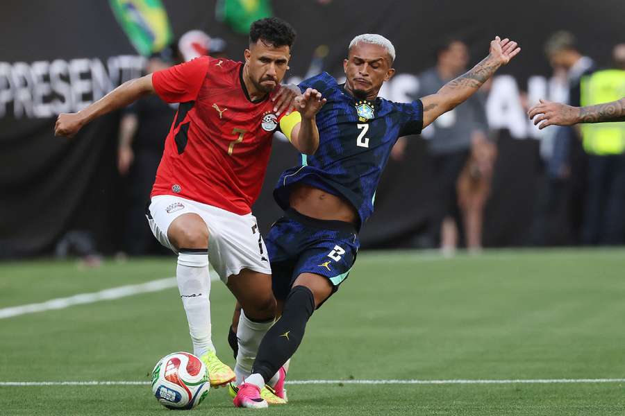 Wesley em disputa de bola contra a marcação do Egito