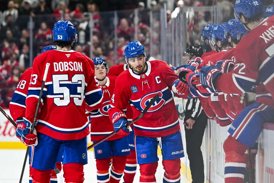 Kapitán Montrealu Suzuki (uprostřed) vynechá utkání NHL.