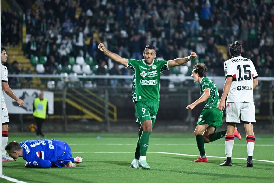 L'esultanza di Cheddira dopo la rete dell'1-0 L'esultanza di Cheddira dopo la rete dell'1-0