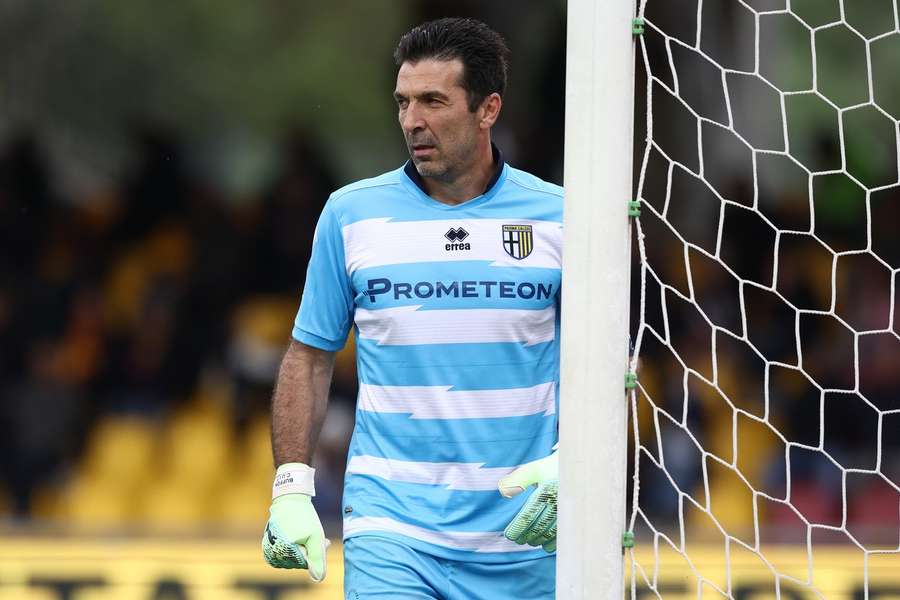 Gianlugi Buffon em ação com a camisa do Parma