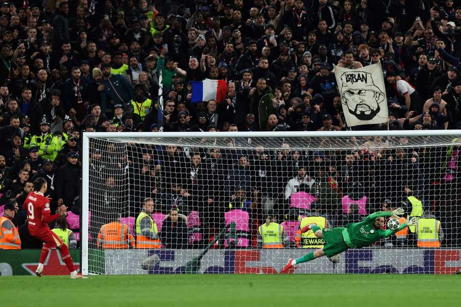 Gianluigi Donnarumma z PSG zachraňuje penaltu Darwina Nuneze z Liverpoolu během rozstřelu v 16. kole Ligy mistrů. Gianluigi Donnarumma z PSG zachraňuje penaltu Darwina Nuneze z Liverpoolu během rozstřelu v 16. kole Ligy mistrů.