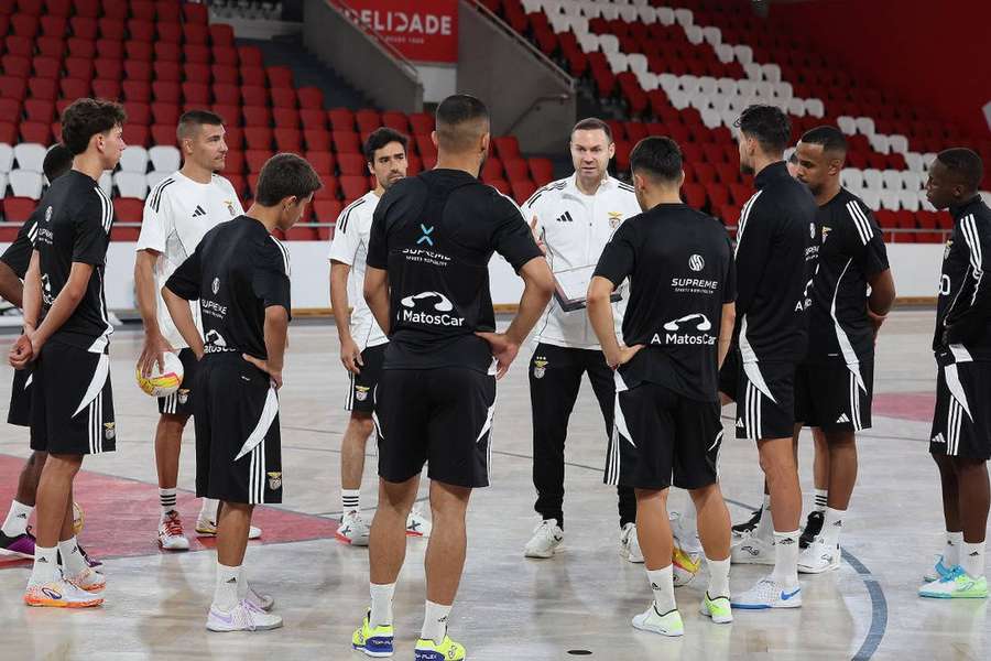 Cassiano Klein, treinador do Benfica, no treino dos encarnados