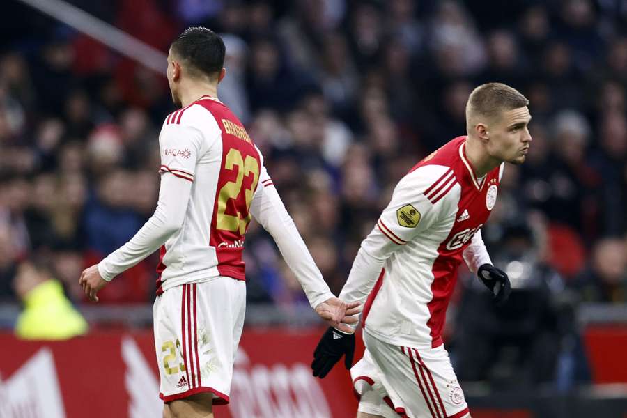 Taylor betreedt het veld tijdens de wedstrijd tegen NEC op 5 maart 