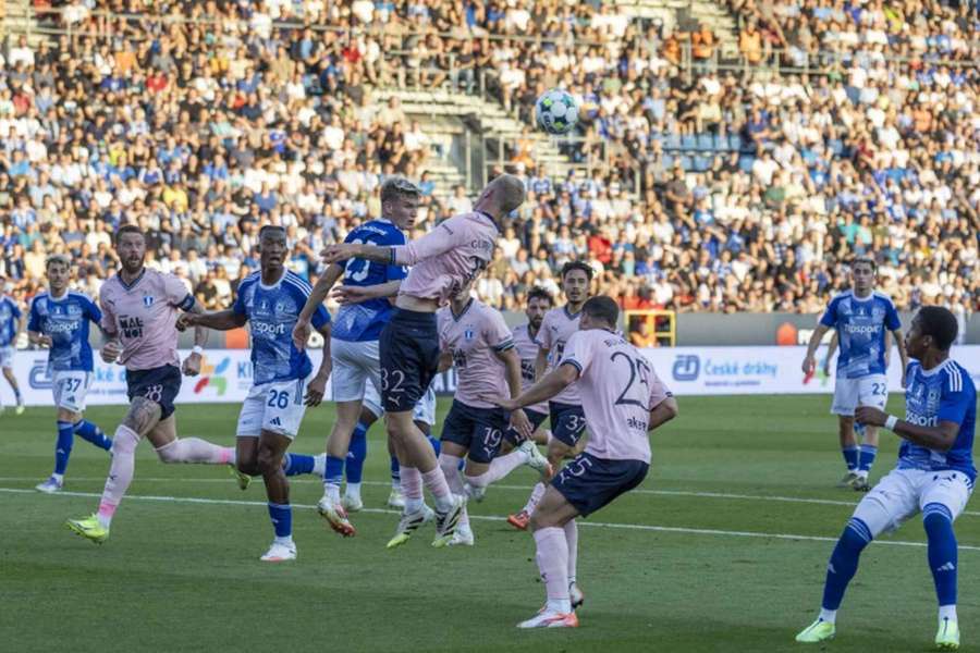 Švédský tým Malmö FF je  pro české celky velkým strašákem.