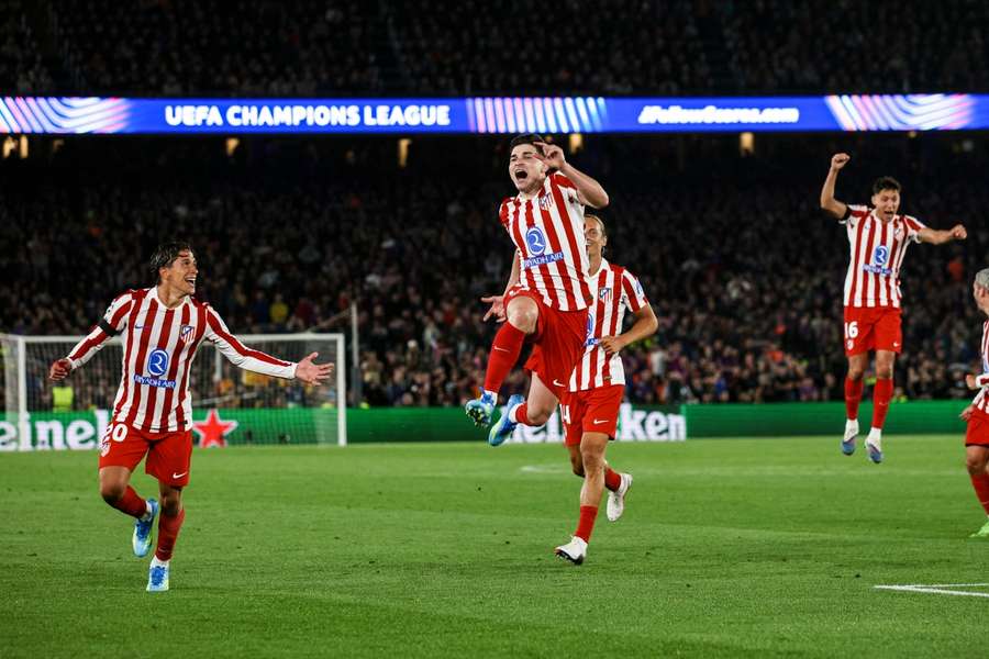 Julián Álvarez celebra el 0-1 en el Camp Nou junto a sus compañeros