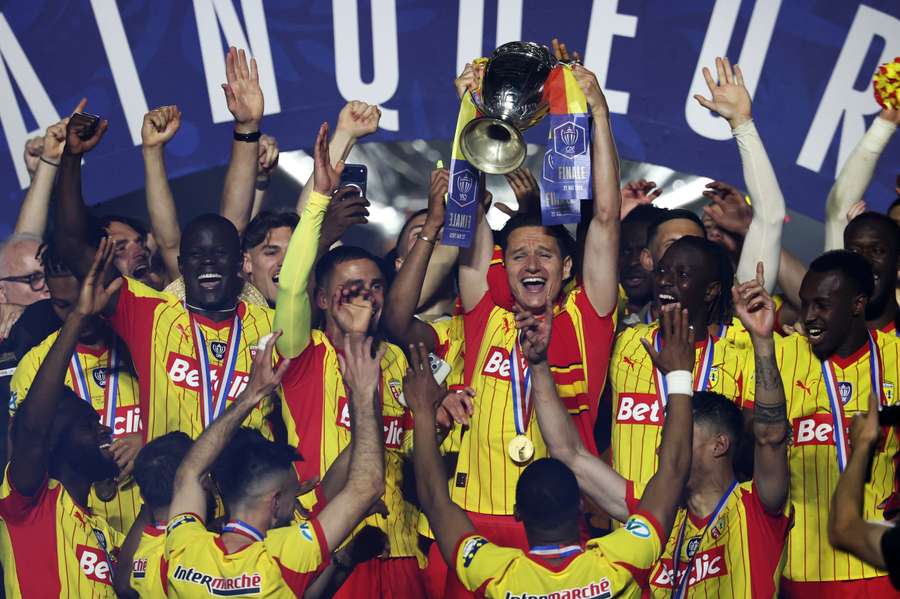 Thauvin raises the trophy for Lens Thauvin raises the trophy for Lens