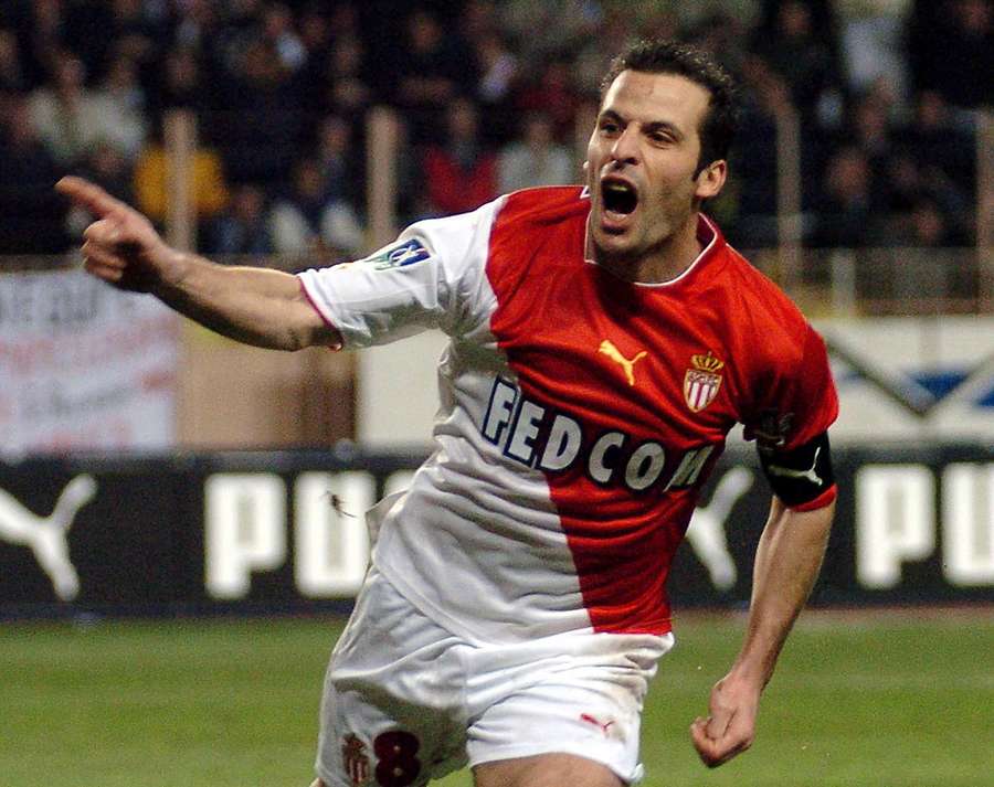 L’attaquant monégasque Ludovic Giuly exulte après avoir ouvert le score face à Lyon lors d’un match de Ligue 1, le 9 janvier 2004 au stade Louis-II. L’attaquant monégasque Ludovic Giuly exulte après avoir ouvert le score face à Lyon lors d’un match de Ligue 1, le 9 janvier 2004 au stade Louis-II.