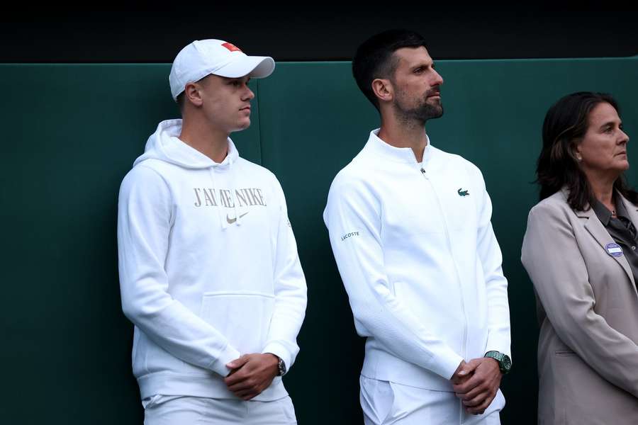 Holger Rune a Novak Djokovič na Wimbledonu 2024 společně vzdali hold loučícímu se Andymu Murraymu.