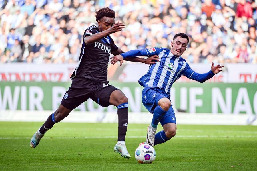 Schalkes Ouedraogo (l.) im Zweikampf mit KSC-Profi Paul Nebel (r.).