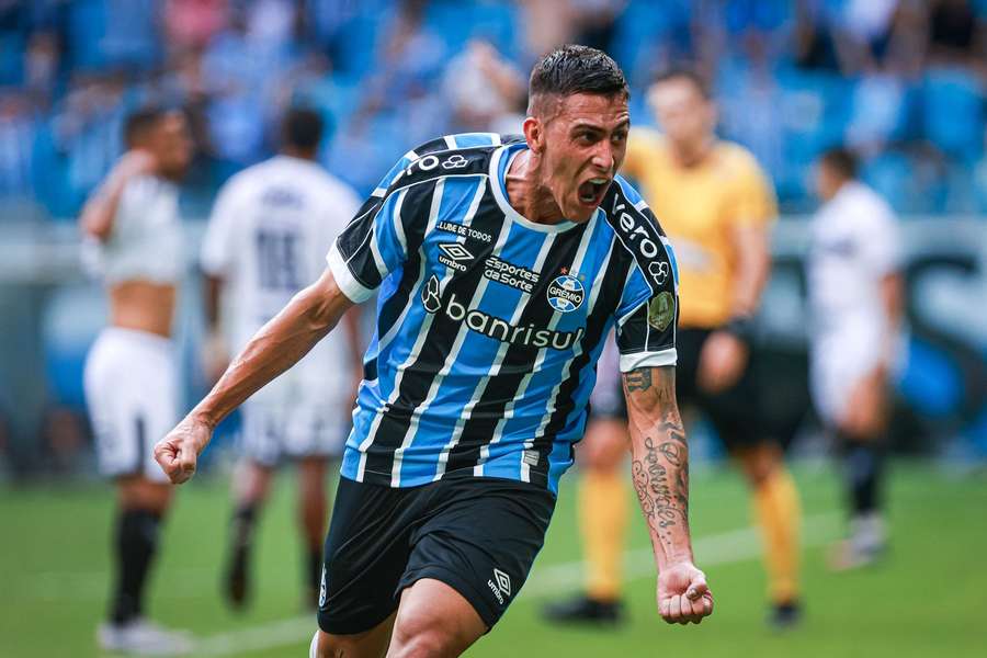 Pavón fez um gol e deu duas assistências em sua estreia pelo Grêmio