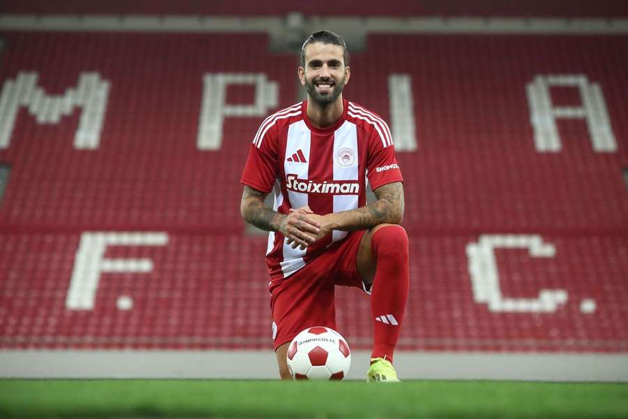 Sérgio Oliveira com a camisola do Olympiacos