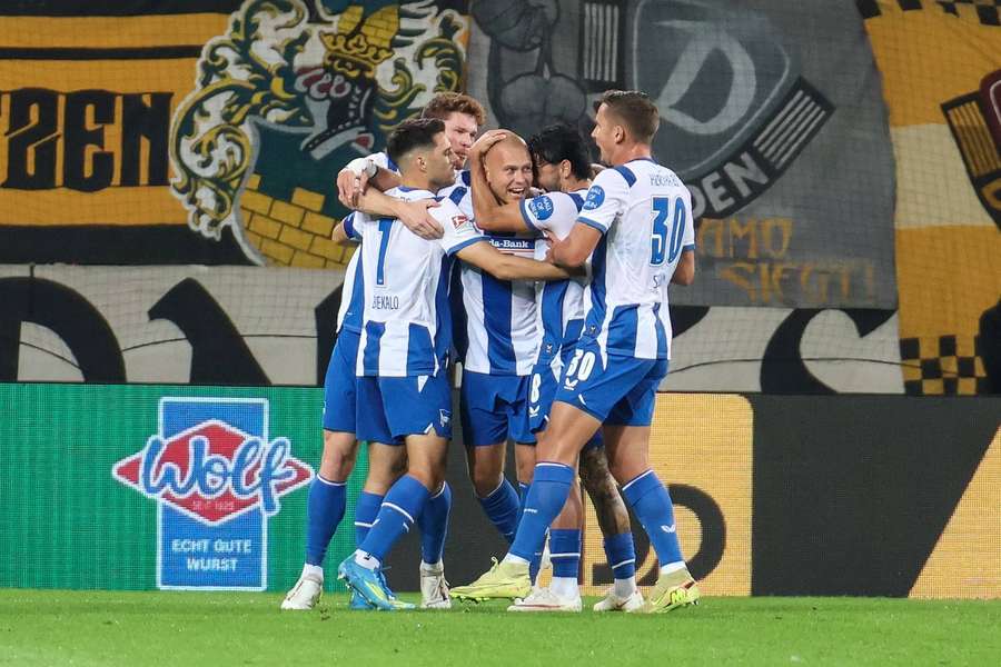 Die Hertha feiert einen verdienten Auswärtssieg in Dresden. Die Hertha feiert einen verdienten Auswärtssieg in Dresden.