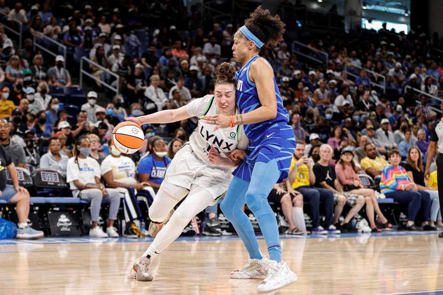 Minnesota and Chicago in action during a WNBA match-up