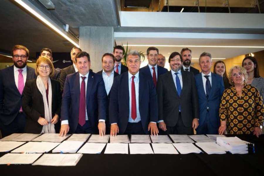 Laporta, junto con los representantes de los inversores 