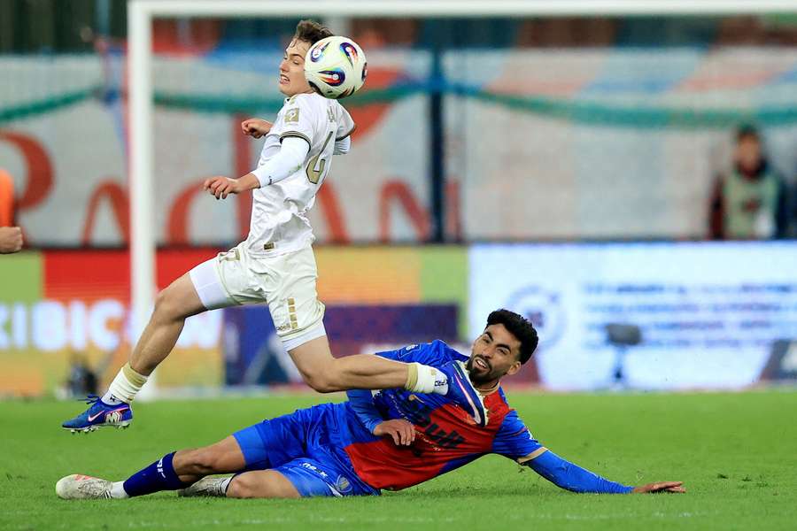 Piłkarz Piasta Gliwice Juande Rivas (dół) i Natan Ława (góra) z Pogoni Szczecin podczas meczu Ekstraklasy.