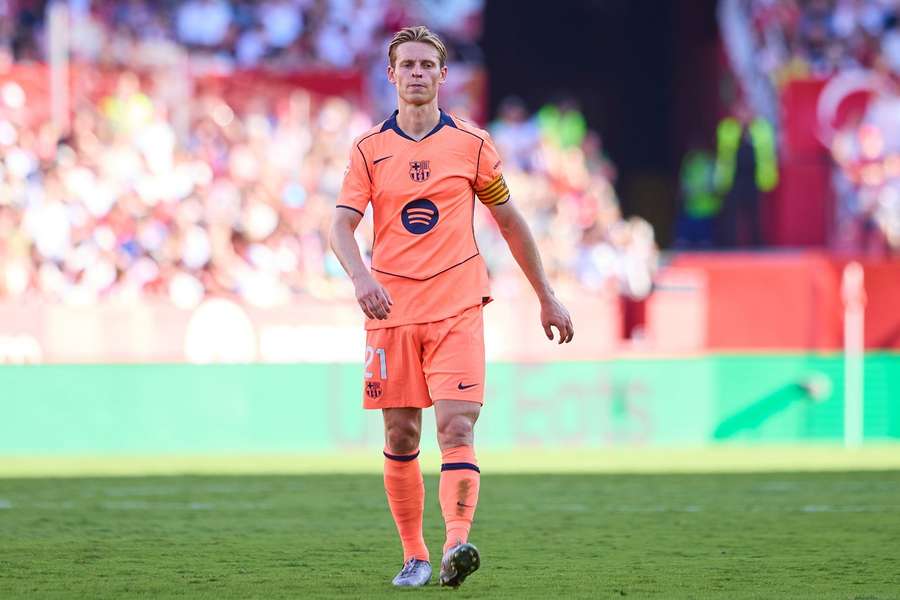Frenkie de Jong s přesunem zápasu mezi Barcelonou a Villarrealem nesouhlasí. Frenkie de Jong s přesunem zápasu mezi Barcelonou a Villarrealem nesouhlasí.