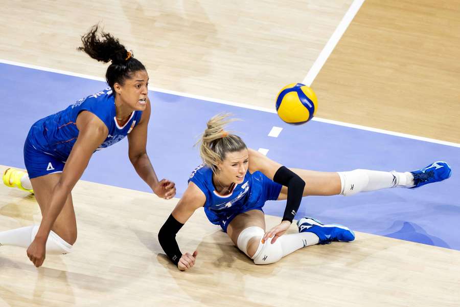 De volleybalvrouwen hadden een voorsprong van minimaal drie punten in elk van de vijf sets