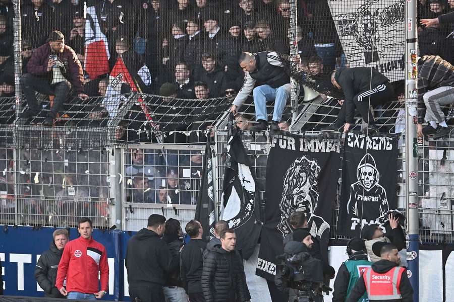 Fans von Eintracht Frankfurt sorgten in Bochum für eine lange Verzögerung