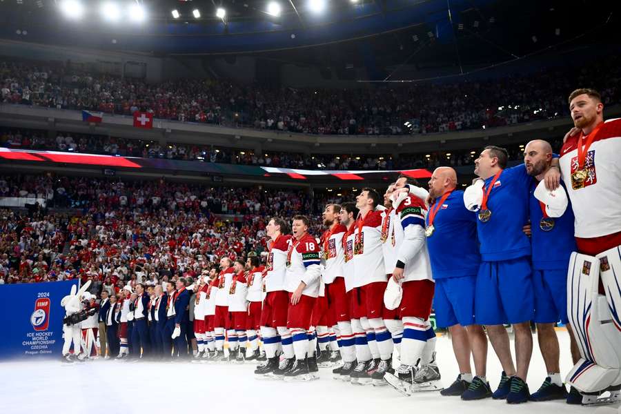 Česká hokejová reprezentace se zlatými medailemi.