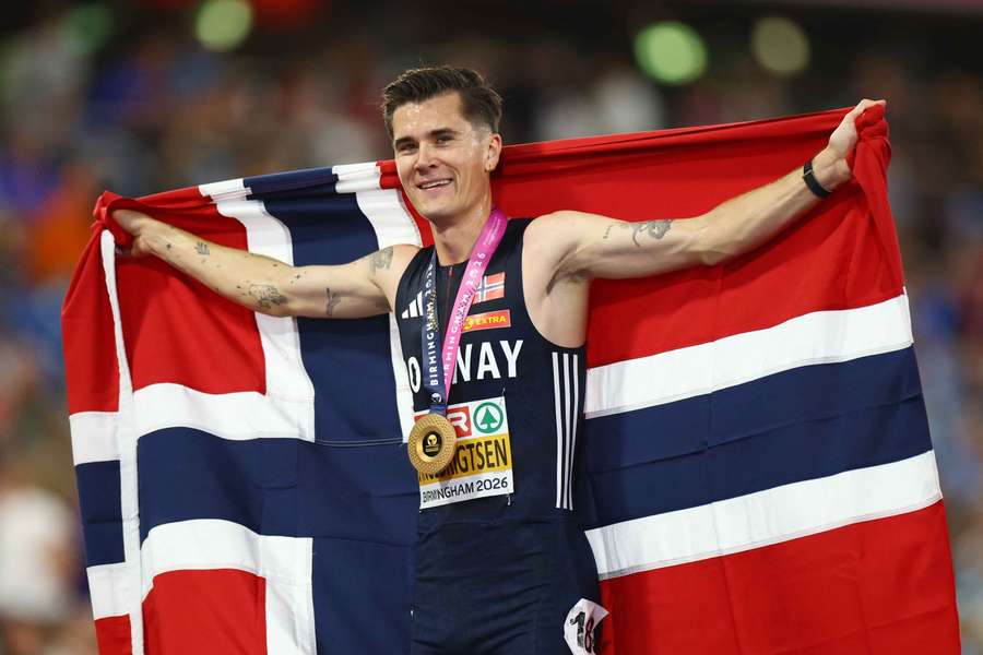 Jakob Ingebrigtsen with the Norwegian flag