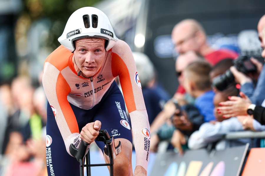 Daan Hoole in actie tijdens de individuele tijdrit voor mannen op de eerste dag van de Europese kampioenschappen wielrennen