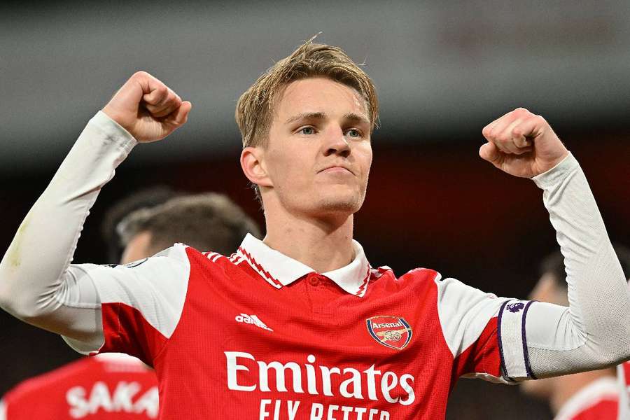 Ödegaard comemora gol sobre o Everton no Emirates