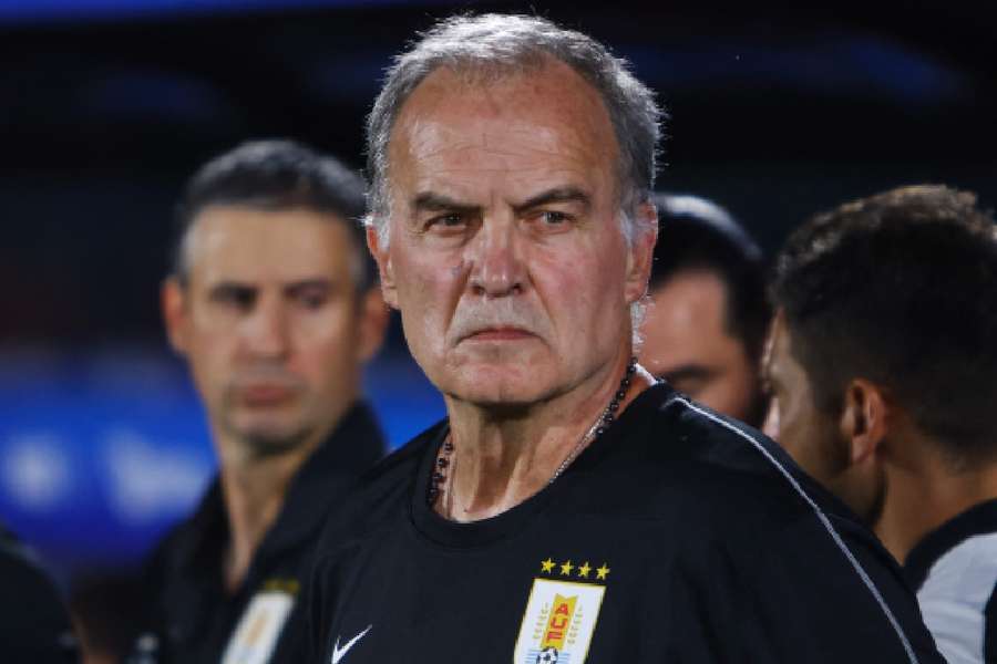 Bielsa durante o jogo contra a Colômbia, no estádio Centenário, em Montevidéu