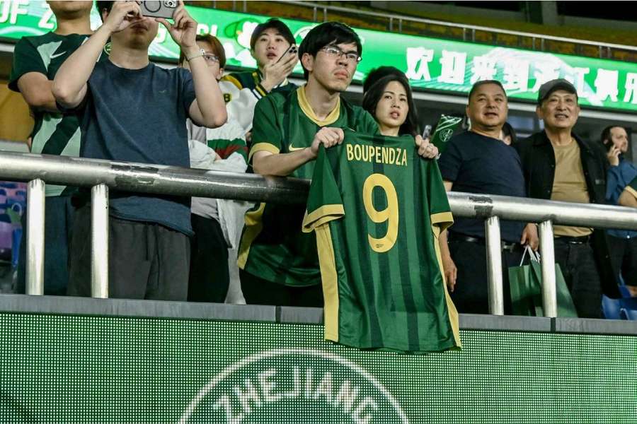 La afición muestra su cariño hacia Aaron Boupendza.