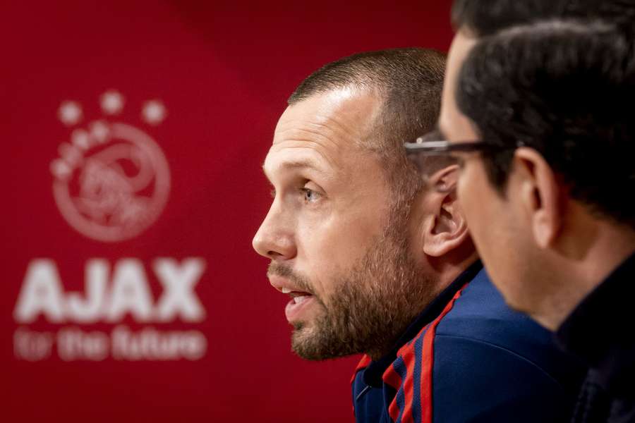 John Heitinga hoopt dat Ajax snel duidelijkheid over de toekomst verschaft