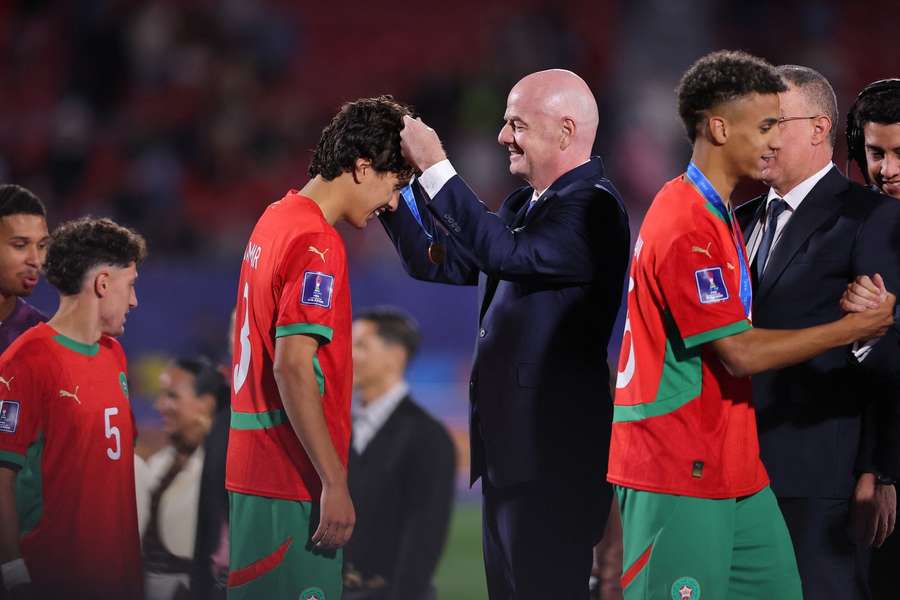 Gianni Infantino, presidente da FIFA, na distribuição das medalhas à campeã do Mundo, Marrocos Gianni Infantino, presidente da FIFA, na distribuição das medalhas à campeã do Mundo, Marrocos