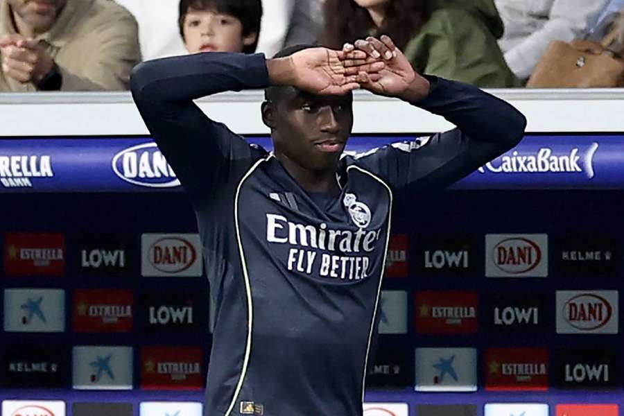 Mendy, lamentándose