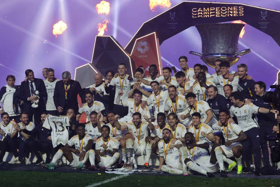 Los jugadores del Real Madrid celebran el título de la Supercopa