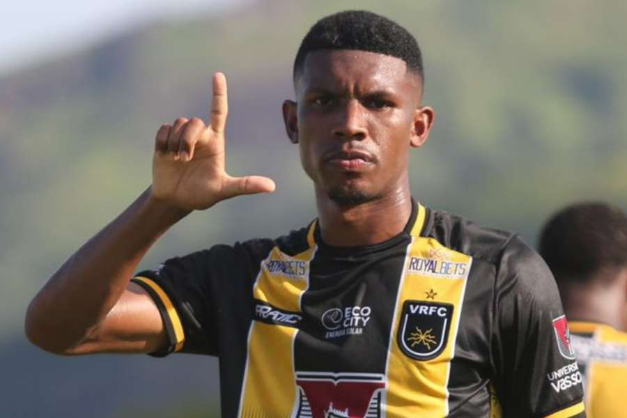 Lelê tem nove gols em nove jogos no Carioca