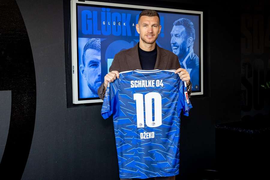 Schalke signing Dzeko says farewell to Fiorentina A special thought for the Commisso family Schalke signing Dzeko says farewell to Fiorentina A special thought for the Commisso family