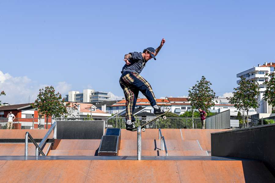 Gustavo Ribeiro entre os quatro atletas nos quartos de final