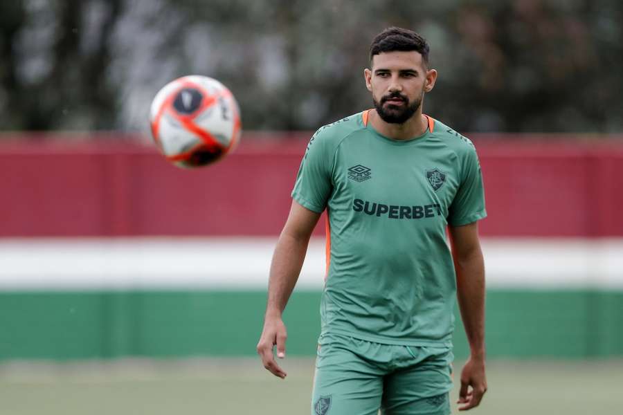 Ignácio briga pela vaga com Freytes na zaga do Flu