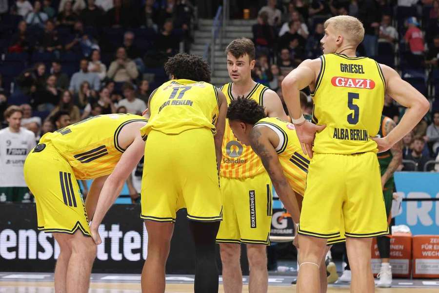 Die Spieler von Alba blickten nach der Niederlage betrübt