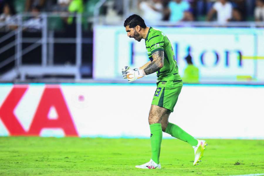 Gil Alcala comemora um gol do Pumas