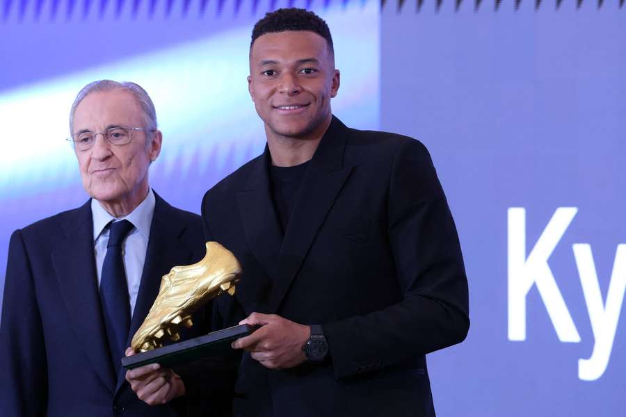 Kylian Mbappe, alături de Florentino Perez, președintele Realului Kylian Mbappe, alături de Florentino Perez, președintele Realului
