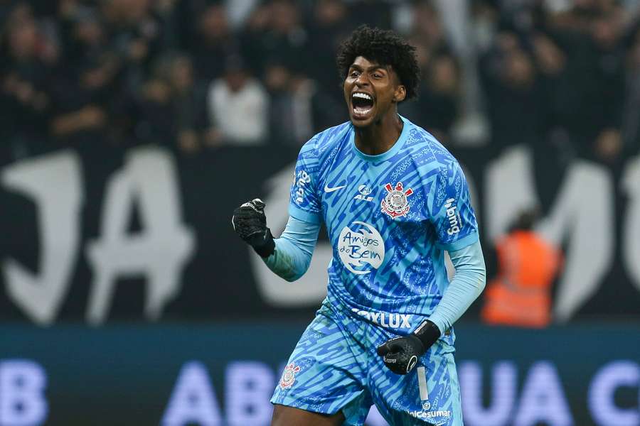 Hugo Souza trocou o Flamengo pelo Corinthians