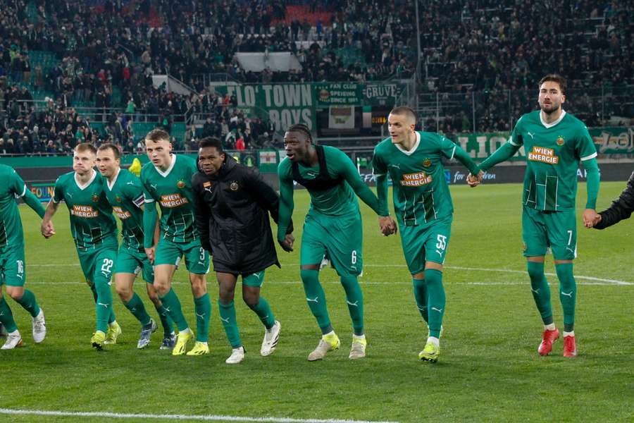 Erleichterung pur: Rapid feiert den Sieg mit den eigenen Fans.