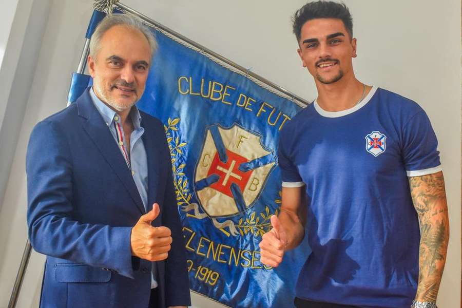 Patrick Morais de Carvalho, presidente do Belenenses, com Tiago Gonçalves, reforço dos azuis