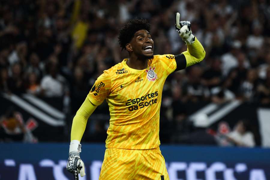 Hugo Souza defendeu pênalti decisivo na etapa final do Derby