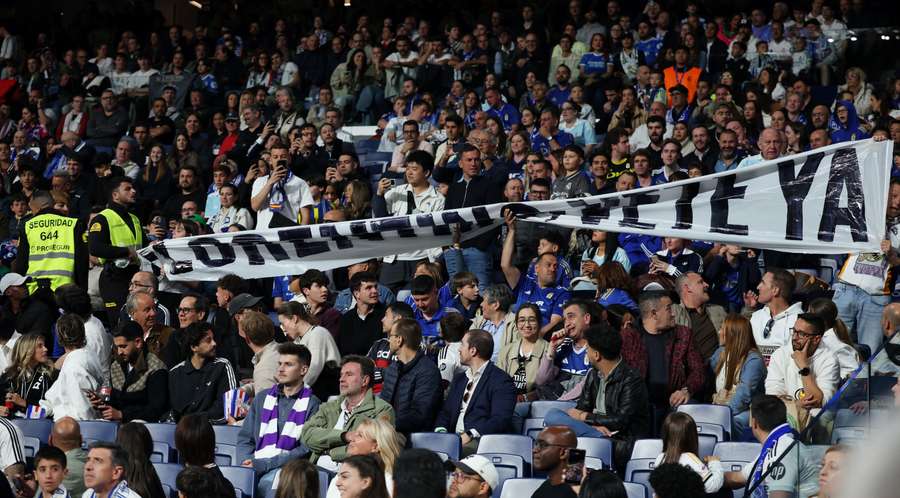 Une banderole contre Florentino Pérez a été brièvement déployée