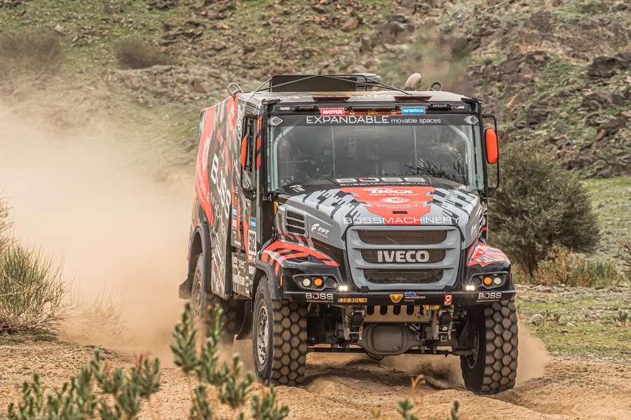 Zege Trucker Van Kasteren in tweede etappe  Dakar Rally geschrapt na tijdstraf